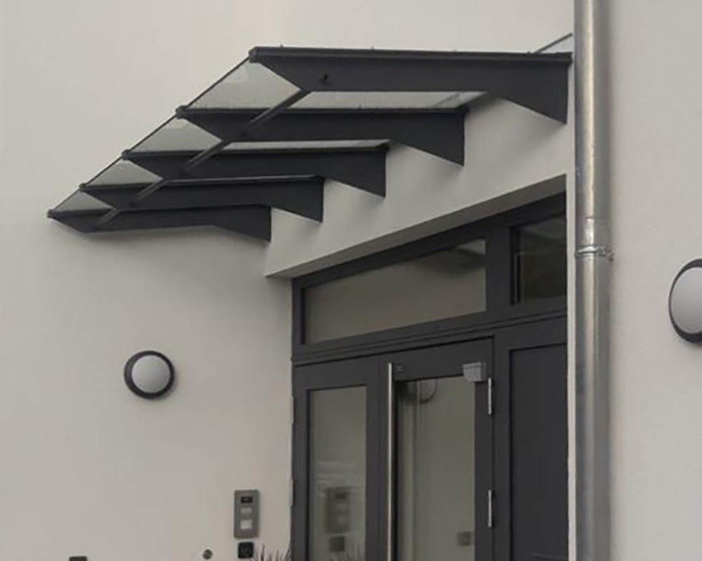 Überdachung eines Eingangsbereichs aus Glas