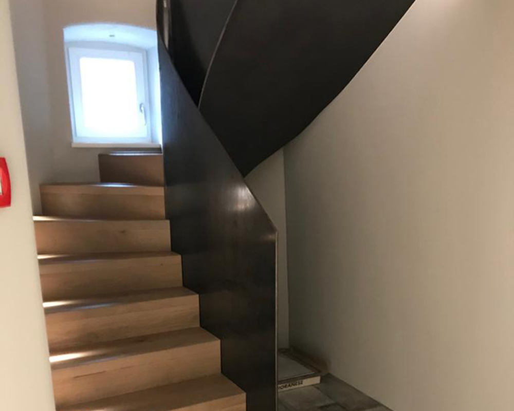 Geländer einer Innentreppe aus Stahlblech