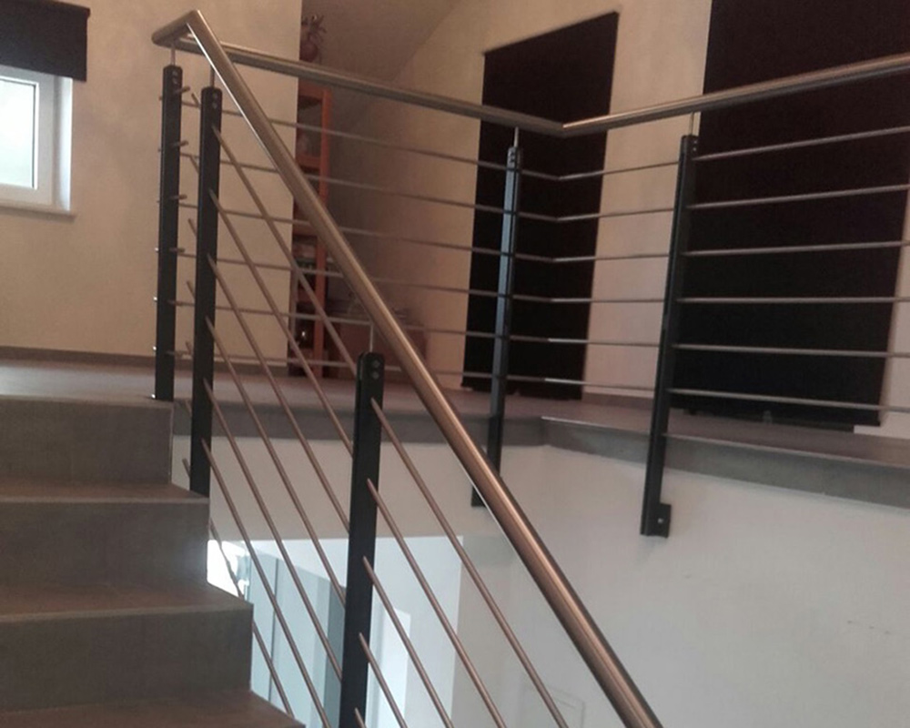 Geländer einer Innentreppe mit waagrechten Rundstäben